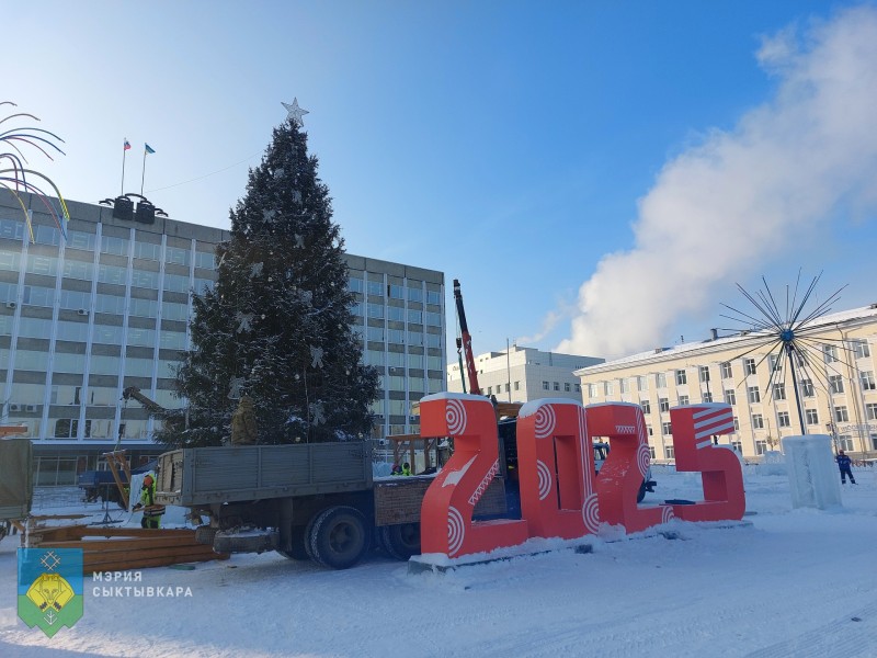 На Стефановской площади приступили к демонтажу новогоднего ледового городка


