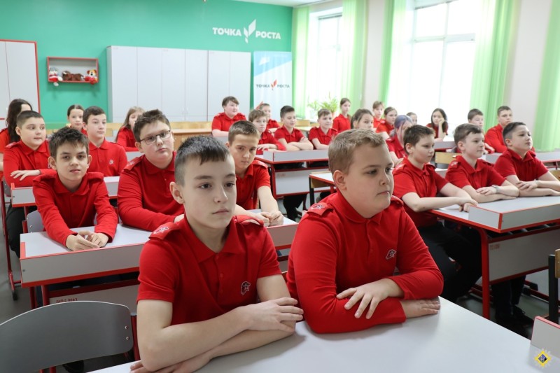 "Разговор о важном" для интинских гимназистов провел врио главы округа Григорий Николаев


