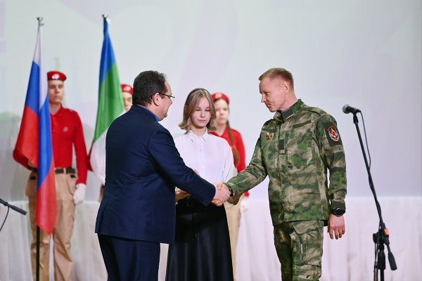 В День защитника Отечества Ростислав Гольдштейн вручил ижемцу медаль 