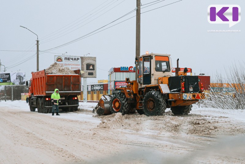 В Коми более 300 единиц спецтехники расчищали дороги в выходные дни
