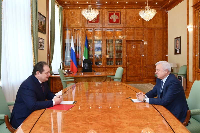 Ростислав Гольдштейн и Вагит Алекперов обсудили вопросы реализации социальных проектов