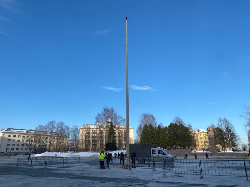 На Стефановской площади в Сыктывкаре установили масленичный столб