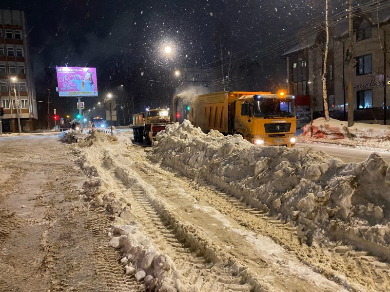 В Сыктывкаре за минувшие выходные с улиц города вывезено более 4,5 тысячи кубометров снега