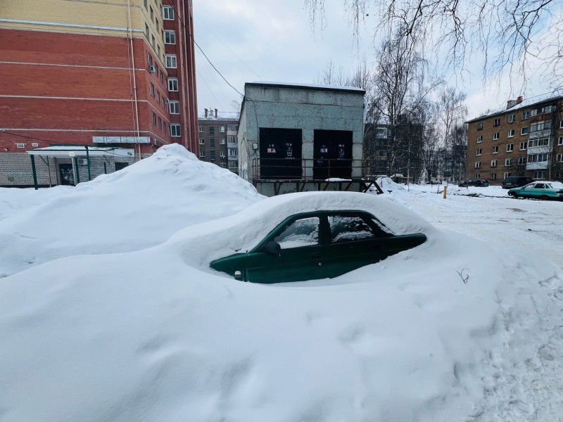 Что делать жильцам и УК, если "подснежники" мешают уборке и вывозу снега с придомовой территории