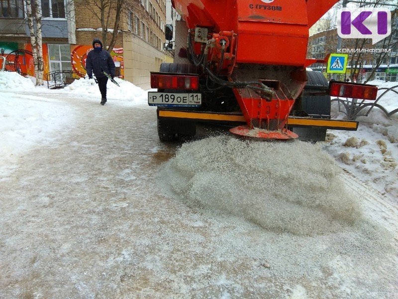 В марте-апреле на тротуарах Сыктывкара продолжат применять мраморную крошку для борьбы с гололедом