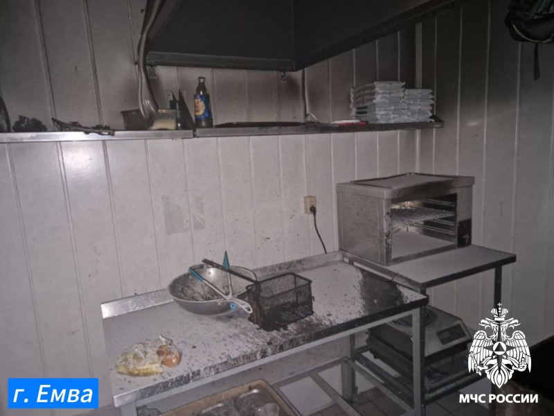 В Емве произошел пожар в столовой, эвакуировали 6 человек
