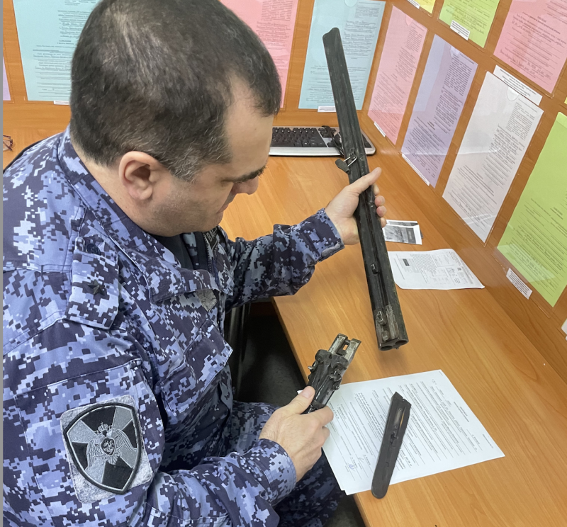 Житель Удоры сдал в Росгвардию найденное им оружие