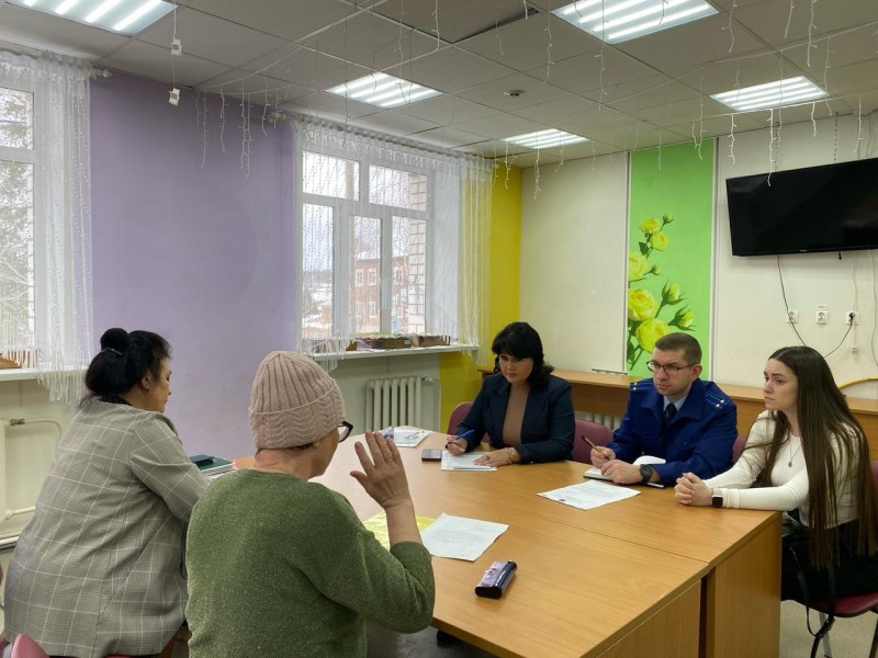 Омбудсмен Коми Вера Железцова и прокурор Койгородского района Эрих Опетерно встретились с семьями участников СВО