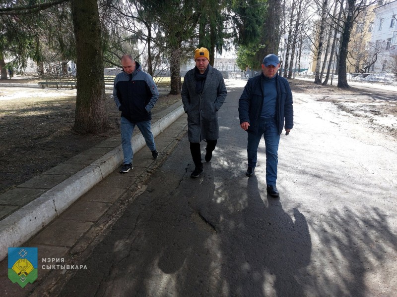 Администрация Сыктывкара рассматривает два варианта ремонта дорожек за мемориалом "Вечная Слава"