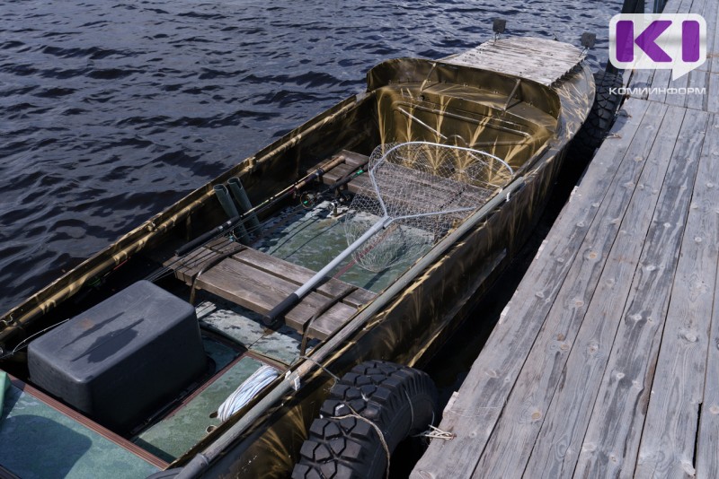 В Пажге к берегу прибило лодку с собакой 
