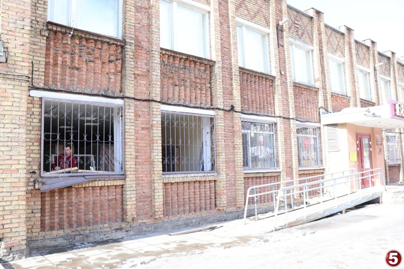 В Центральной библиотеке Инты заменят окна благодаря проекту "Народный бюджет" 

