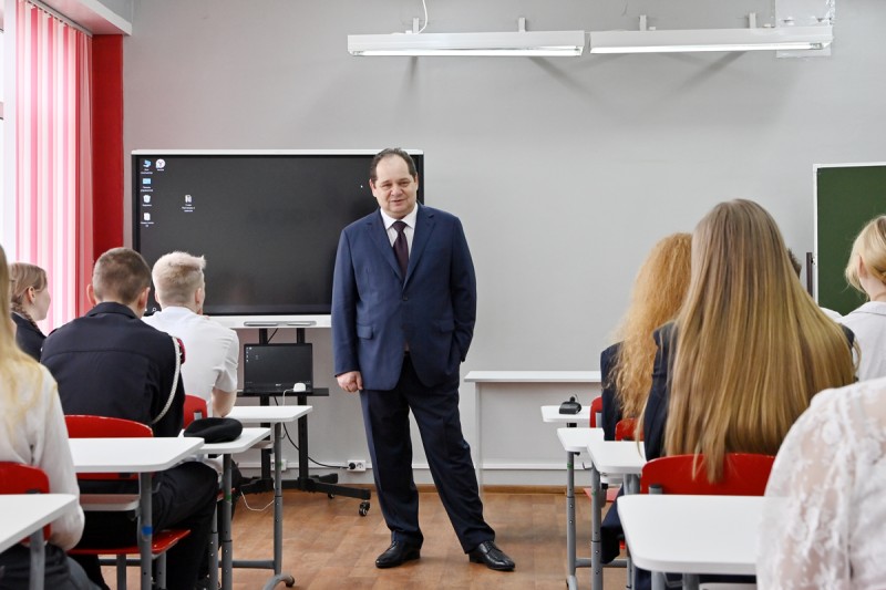 Разговоры о важном: Ростислав Гольдштейн рассказал школьникам об уроках истории и важности сохранения памяти о Великой Победе