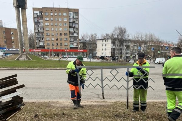 В Сыктывкаре демонтируют старые ограждения на Коммунистической улице


