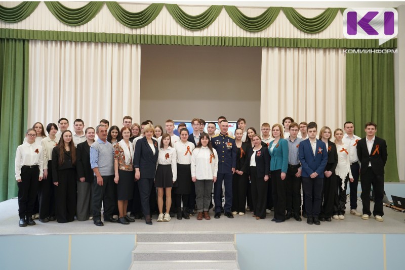 Сыктывкарские подростки пообщались с Героем России Станиславом Кочевым, в честь которого названа их школа