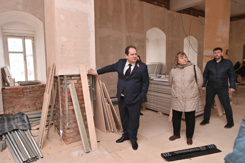 "Делать плохо за государственные деньги я не позволю": Ростислав Гольдштейн указал подрядчику на недоделки в ремонте прилузской библиотеки