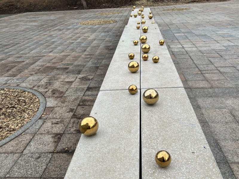 В сыктывкарском парке "рассыпали" 30 золотых яблок

