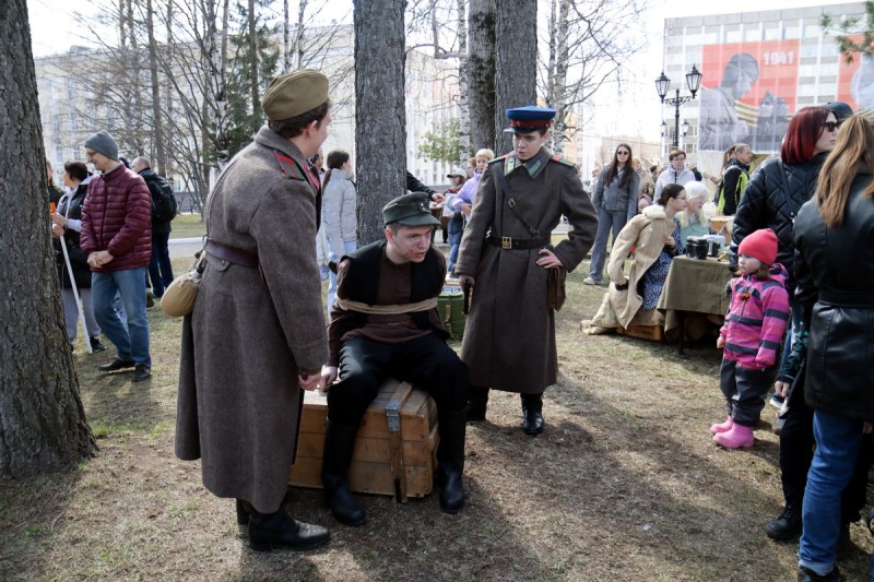 Полевой лагерь партизан, операция наживую и допрос пленного полицая: в столице Коми 9 мая развернулись праздничные площадки