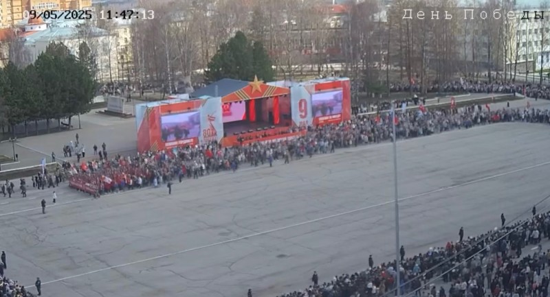 С высоты птичьего полета: десятки тысяч участников Бессмертного полка в Сыктывкаре зафиксировала камера видеонаблюдения "Ростелекома"