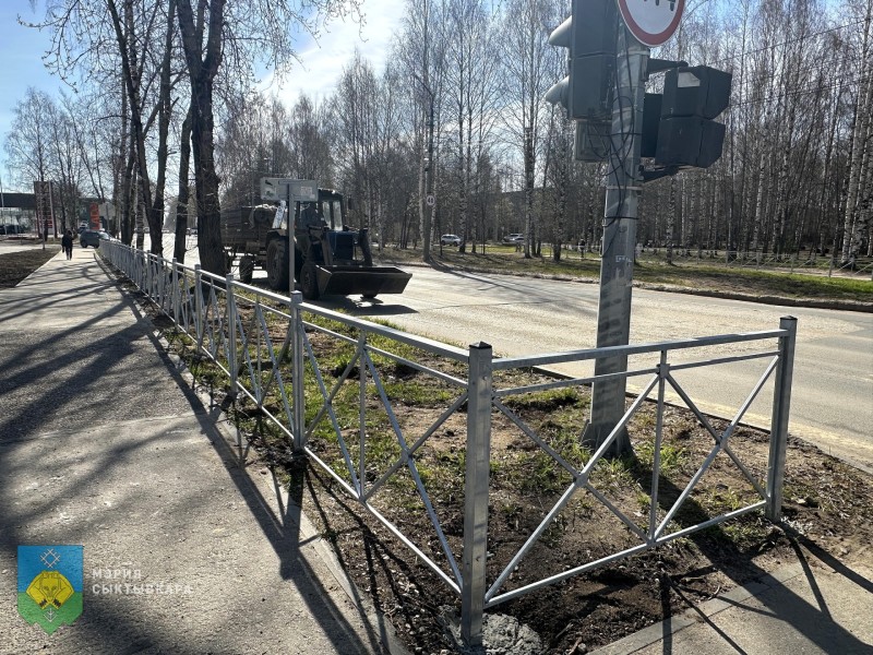 В Сыктывкаре на пересечении улиц Димитрова, Старовского и Гаражной обустроены новые металлические ограждения