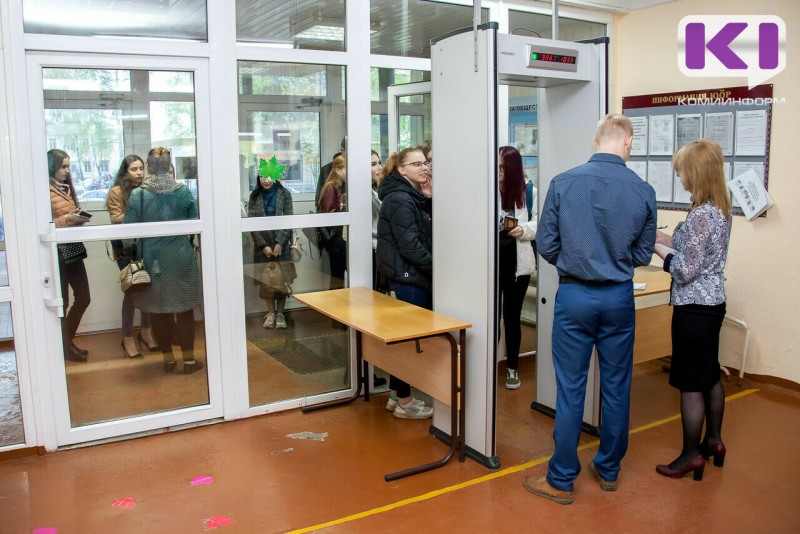 Во время ЕГЭ в школах Коми будут глушить мобильную связь
