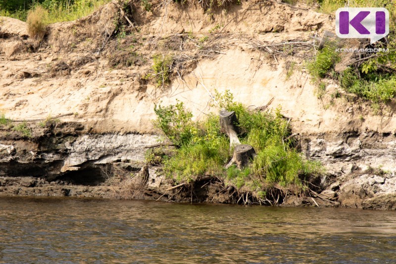 В Троицко-Печорске берег у причала обвалился вместе с человеком 
