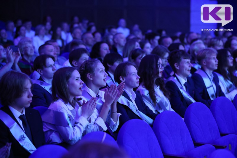 Мэр Сыктывкара на "Последнем звонке" призвал выпускников возвращаться и развивать родной город
