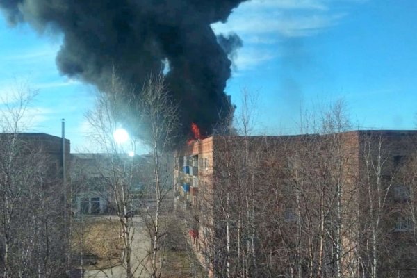 В Инте горела кровля жилого дома