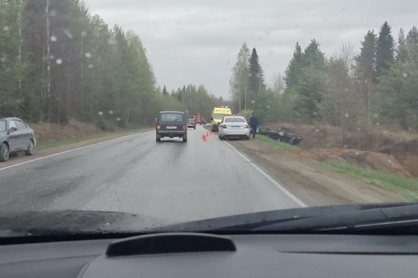 Под Ухтой Nissan Almera съехал в кювет и опрокинулся