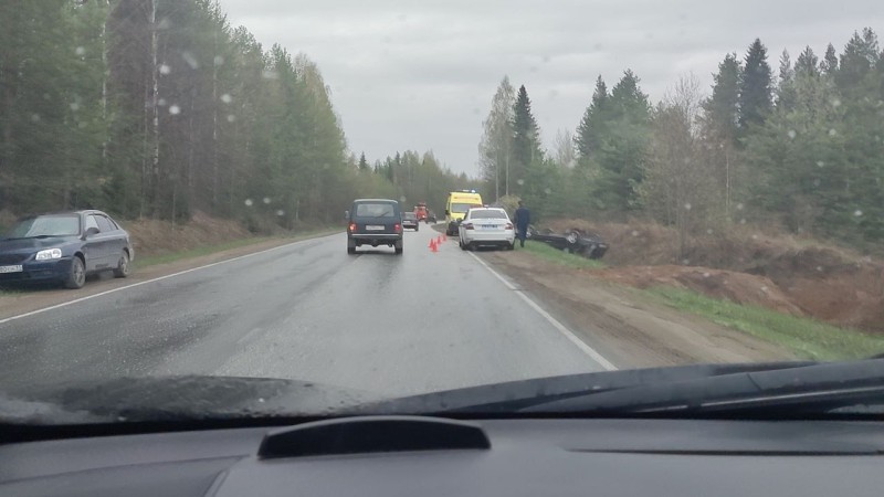 Под Ухтой Nissan Almera съехал в кювет и опрокинулся