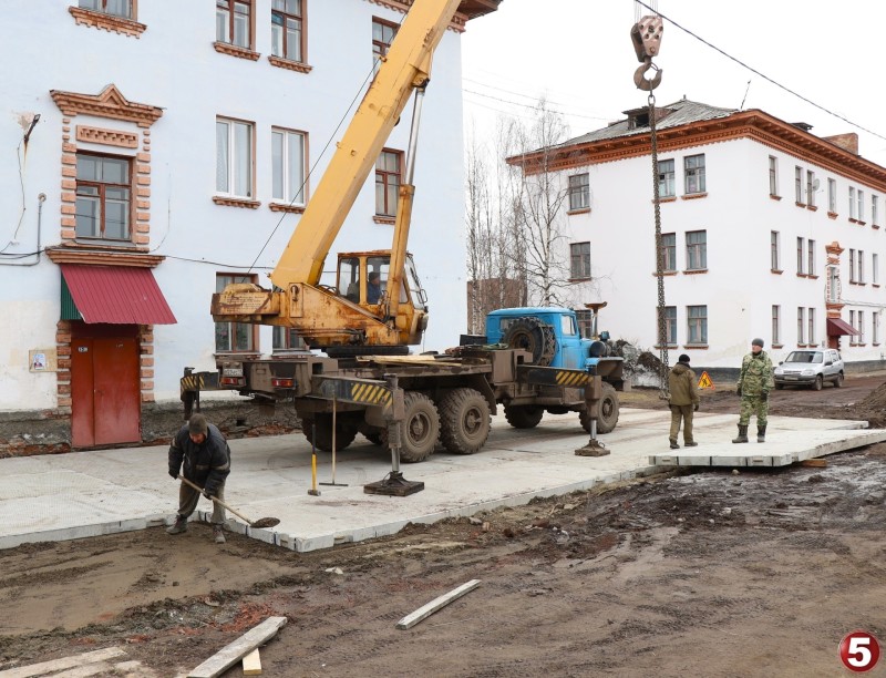 В Инте благодаря активному участию граждан ведутся работы по благоустройству дворовой территории по ул. Промышленная,12
