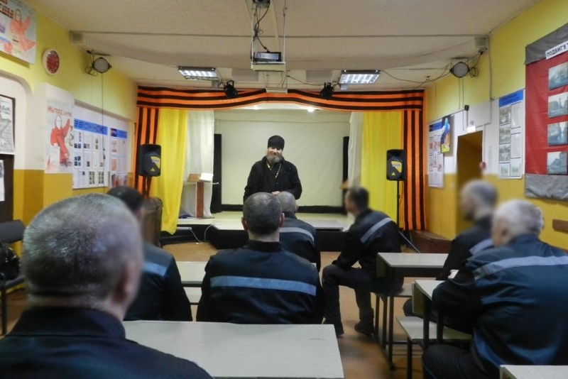Осужденные исправительной колонии № 49 пообщались со священнослужителем

