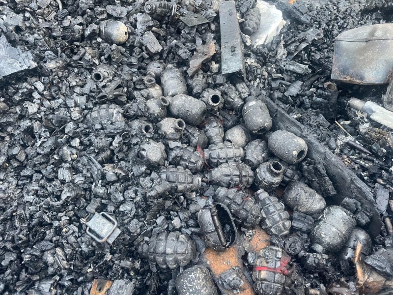 В Сыктывкаре взрывотехники ОМОН "Зырянин" Росгвардии обследовали подозрительные предметы, обнаруженные после пожара

