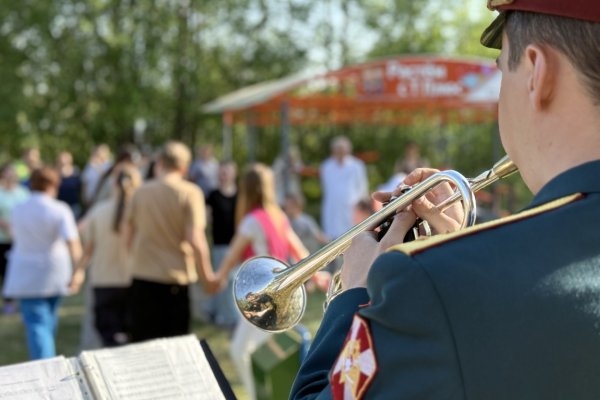 В Сыктывкаре военный оркестр Росгвардии провел мини-концерт для юных пациентов РДКБ