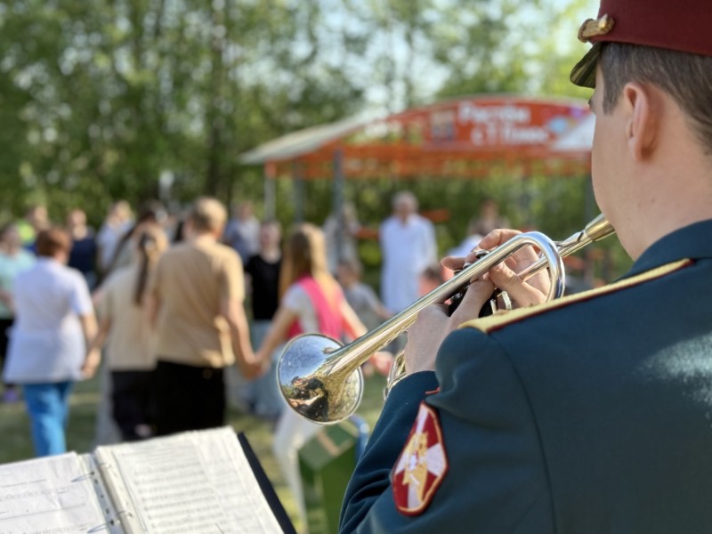 В Сыктывкаре военный оркестр Росгвардии провел мини-концерт для юных пациентов РДКБ