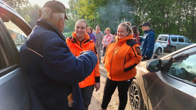 В Сысольском районе поисковики "Лиза Алерт" вывели из леса заплутавшего пенсионера
