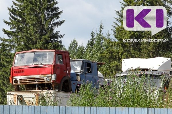 В Сыктывкаре КамАЗ припарковался в Mitsubishi L200 