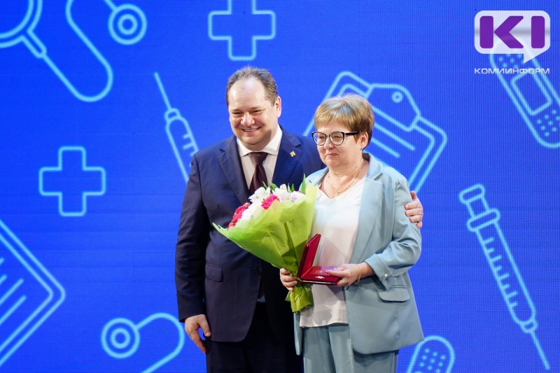 "Вы супергерои": Ростислав Гольдштейн вручил награды лучшим медикам Коми