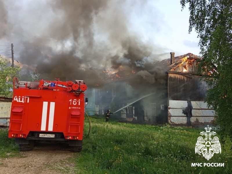В Сосногорском районе двухэтажное деревянное здание тушили 8 огнеборцев