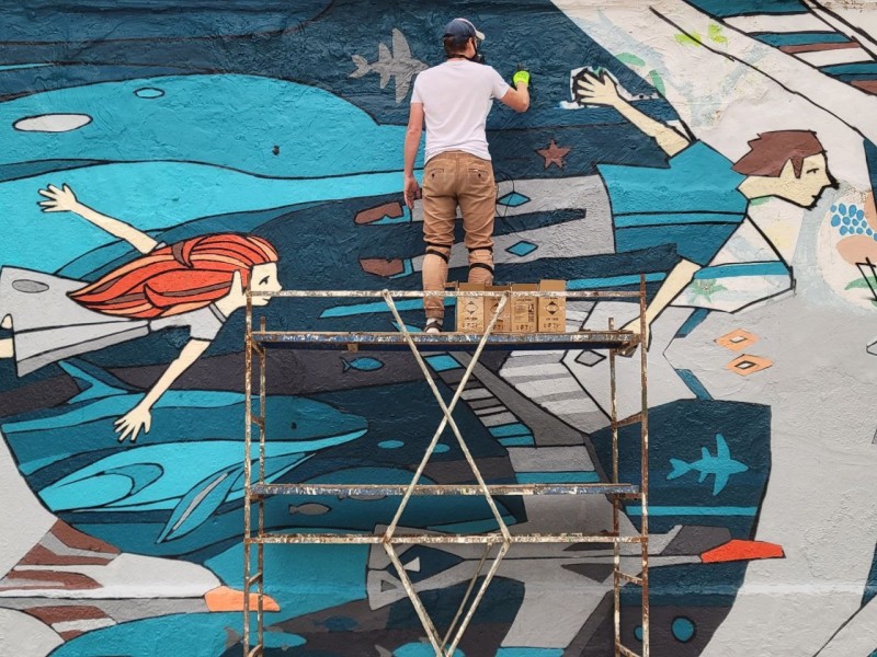 Сыктывкарский художник Павел Чукичев нарисовал мурал в "Черноморской зорьке" 