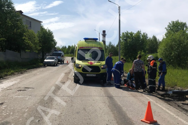 В Ухте девочка без прав и шлема врезалась на питбайке в автомобиль