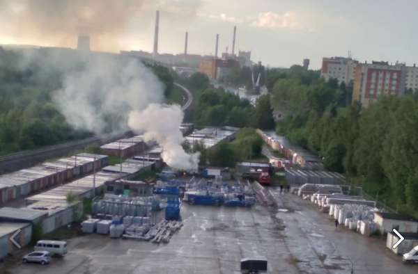 В Эжве потушили горящий автомобиль на стоянке
