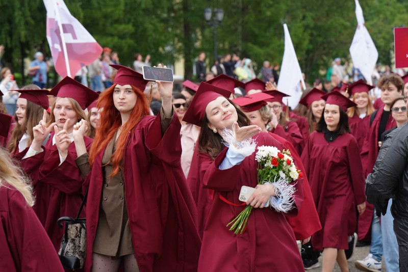 Это не дождь, а слезы радости: врио главы Коми Ростислав Гольдштейн поздравил выпускников вузов, колледжей и техникумов с завершением учебы и Днем молодежи