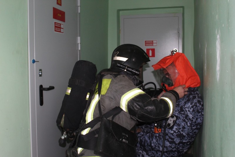 На учениях в Сыктывкаре пожарные "спасали" росгвардейцев