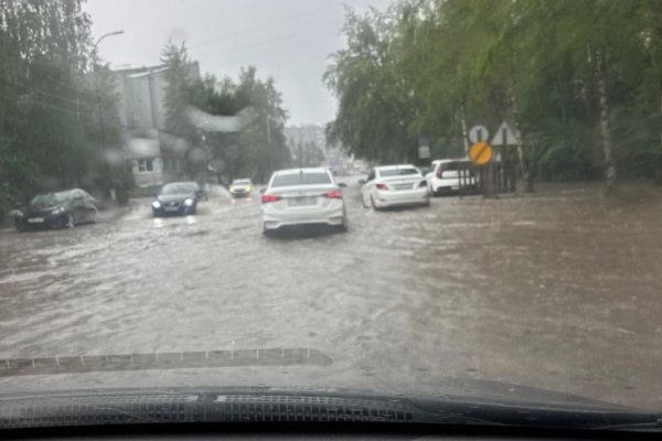 Спасатели эвакуировали пассажиров автобуса и пациента скорой после ливня в Сыктывкаре 