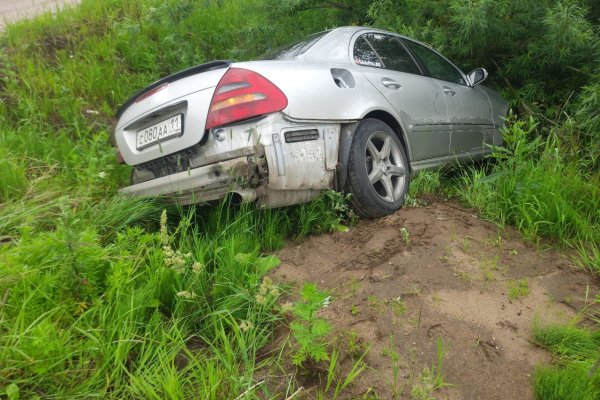 В Сыктывкаре Mercedes-Benz вылетел в кювет после столкновения с Volkswagen