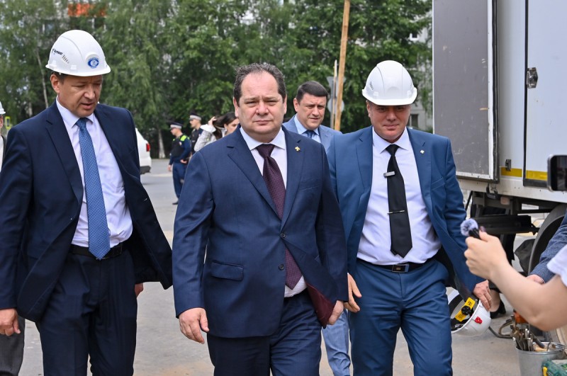 Ростислав Гольдштейн проверил, как ремонтируют дороги и объекты коммунальной инфраструктуры в Сыктывкаре