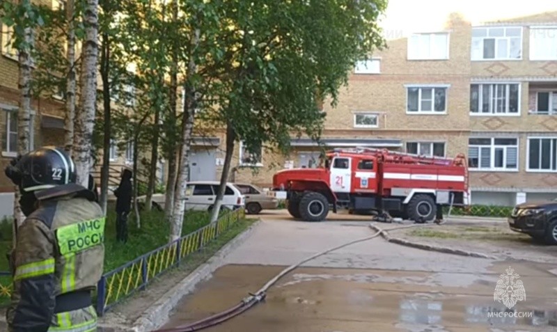 В поселке Подгорный девушка с ребенком выпрыгнули из окна, спасаясь от пожара