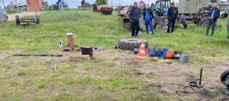 ️В Печорском районе при ремонте грузовика погиб человек