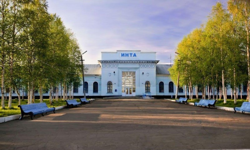 Ремонт перрона идет на железнодорожном вокзале в Инте