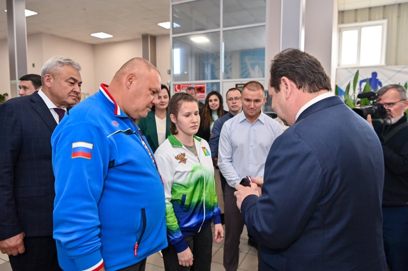 Ростислав Гольдштейн вручил значок "Мастер спорта России" воспитаннице школы единоборств Сосногорска